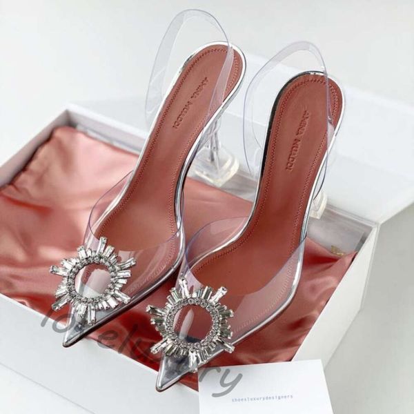 Amina Muaddi Begum Kristallembrieb PVC Pumps Schuhe Spulen Stiletto Heels Sandalen Damen Luxus Designer Kleider Schuh Abend Slingback Gurt Factory Schuhe