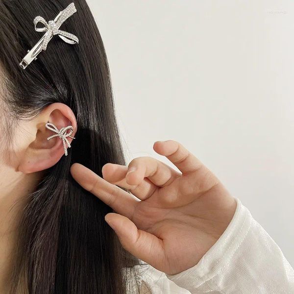 Rückseiten-Ohrringe: Glänzende Ohrclips mit Zirkonschleife und Musiknoten-Anhänger aus Kristall