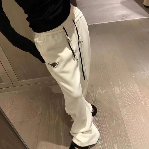 Pantaloni da donna firmati Etichetta triangolare in metallo Impreziosito con coulisse Pantaloni sportivi casual imbottiti Pantaloni skinny drappeggiati a gamba larga da donna