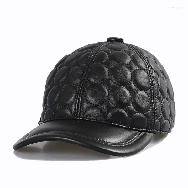 Bola Caps Masculino 2024 Primavera / Inverno Couro Genuíno Cabeça de Ovelha Proteção Beisebol Preto Xadrez Embossing Chapéu Ajustável para Homem