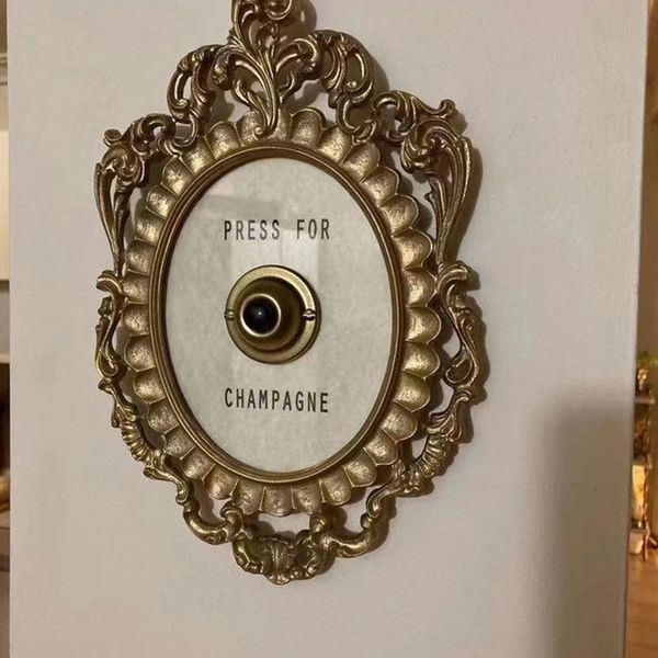 Premi il pulsante champagne del campanello decorativo da appendere alla parete, in resina, artigianato, ornamenti natalizi, regali. Solo nessuna suoneria 240124