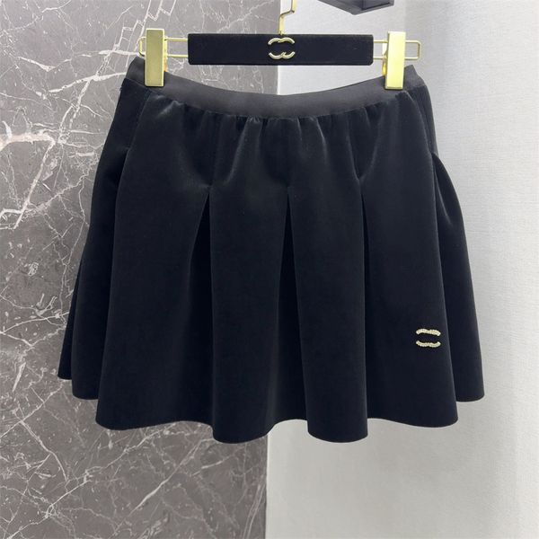 Женская дизайнерская короткая юбка, весенне-осенняя бархатная юбка, брюки, модная классическая простая однотонная однотонная металлическая отделка с буквами, утягивающая и универсальная плиссированная юбка