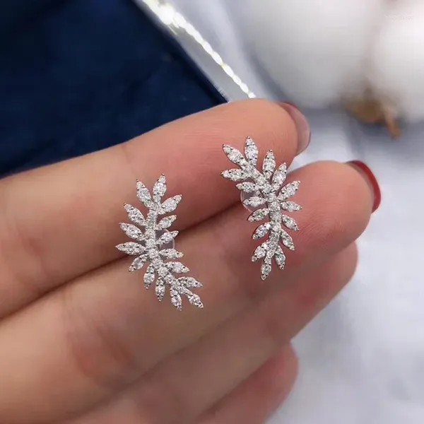 Orecchini a bottone Huitan piccole foglie fresche con gioielli estetici in pietra CZ per le donne Accessori da sposa moda colore argento