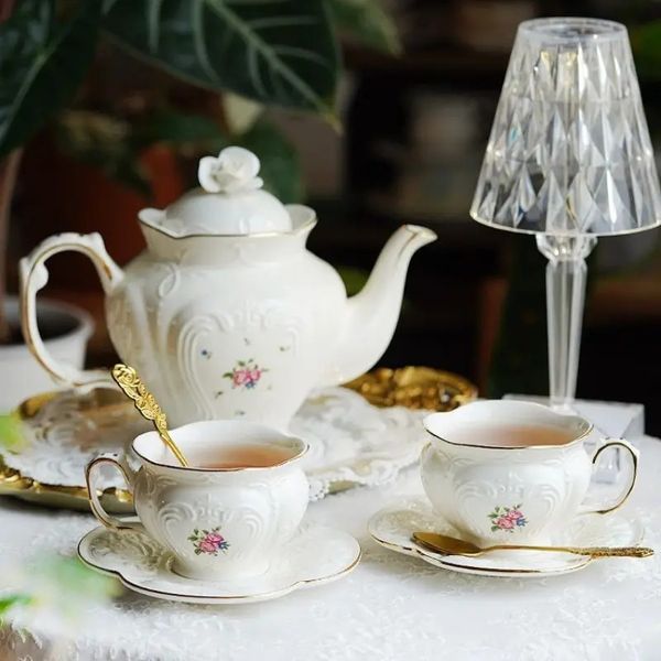 Европейский набор чайных чашек и блюдец, керамическая кружка с цветочным принтом, кофейная с десертной тарелкой, рельефные послеобеденные чашки в стиле ретро с розами 240130