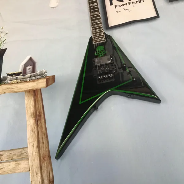 V Chitarra elettrica Colore nero Teschio sul corpo Rilegatura verde Nave libera