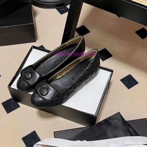 Designer sandália Chaneles Sapatos de loafer Sapatos simples para mulheres 2024 Dançarina versátil de saco de buckle de metal flip metal