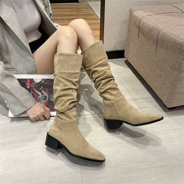 Mulheres Homens Inverno Botas De Couro Empilhadas Pequena Menina Vermelha Camurça Salto Grosso Apontado Cano Alto Marrom Plissado Sapatos Longos 230830