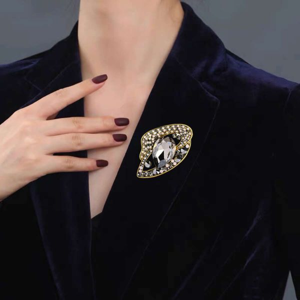 Grande spilla con strass per donna versione coreana con un nuovo stile scintillante di cristallo come accessori antiriflesso