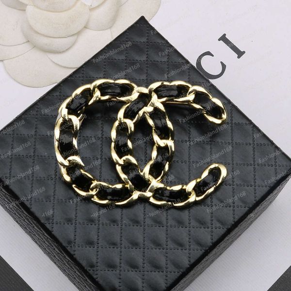 Designer de moda preto broche de ouro para mulheres senhora c estilo francês nicho luz tecido couro temperamento socialite internet famoso broche acessórios