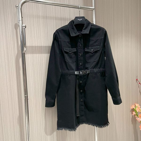 Черное джинсовое платье европейского модного бренда с воротником-стойкой и длинными рукавами, бахромой и вышивкой на спине.