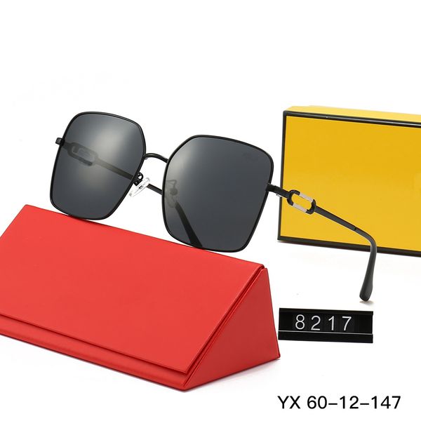 Bleiben Sie cool und stilvoll mit dieser Sonnenbrille für jeden Anlass. Sie bietet 100 % UV-Schutz und wird mit einem passenden Etui für einfache Lagerung und Transport geliefert (8217).