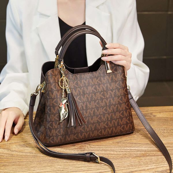 Novo versátil couro genuíno das mulheres de meia idade mãe magnífica bolsa crossbody grande saco 2024 78% de desconto na loja atacado