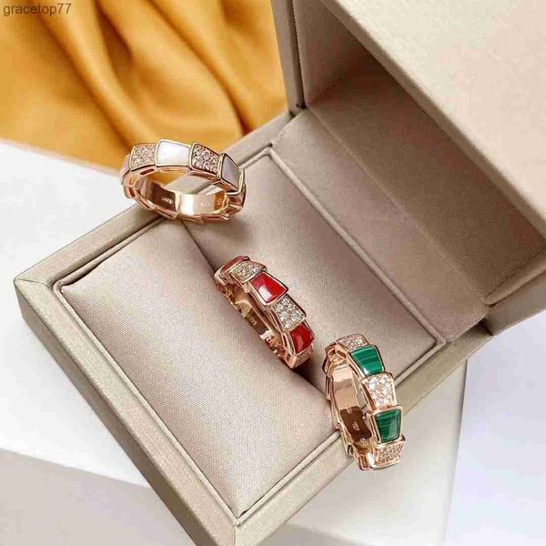 Luxus-Schmuck-Bandringe Baojia v Roségold-Spirit-Schlangenring, elegant und charmant, einzigartig, geschwungener roter Chalcedon, weiße Fritillaria Xrss