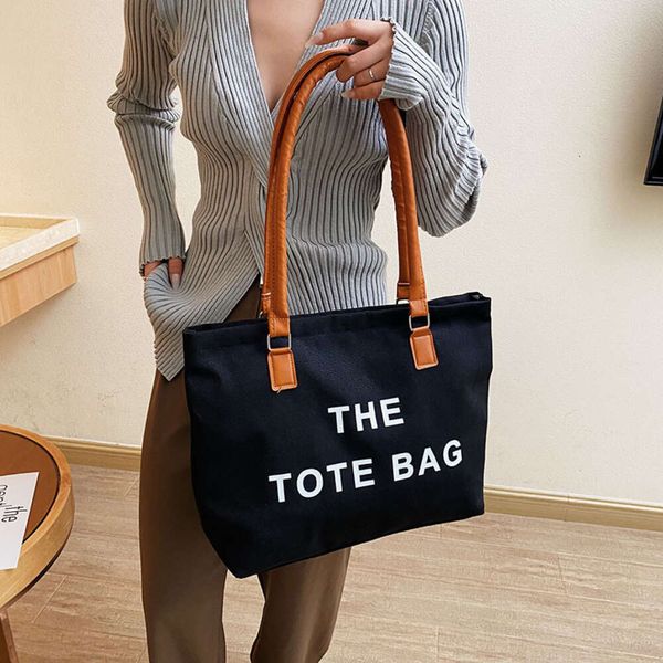 Холщовая большая вместимость для женщин. Новая и функциональная сумка через плечо. Текстурная сетчатая красная сумка с буквенным принтом. 2024. Скидка 78% в магазине оптом.