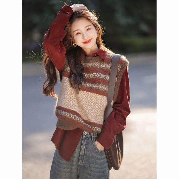 Элегантный свитер-жилет в стиле ретро для женщин, вязаный топ без рукавов и вельветовая рубашка, комплект из двух предметов, осенне-зимняя женская одежда 240125