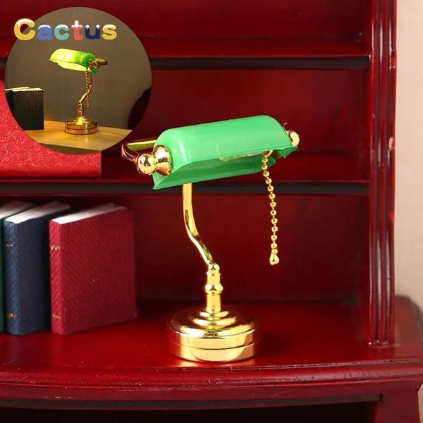 1 12 Puppenhaus-Miniatur-Schreibtischlampe, LED-Lampe, grüne Postmann-Lichtbeleuchtung, Wohnmöbel, Modelldekoration, Spielzeug, Puppenhaus-Zubehör 240123