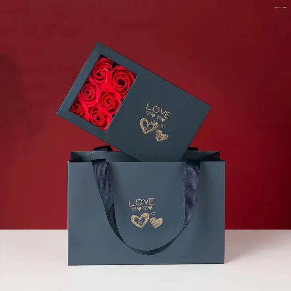 Geschenkverpackung mit sechs Rosen, Box mit Beuteln, schwarz, weiß, zum Valentinstag, um einer Freundin das nötige romantische Geschenk auf hohem Niveau zu schicken