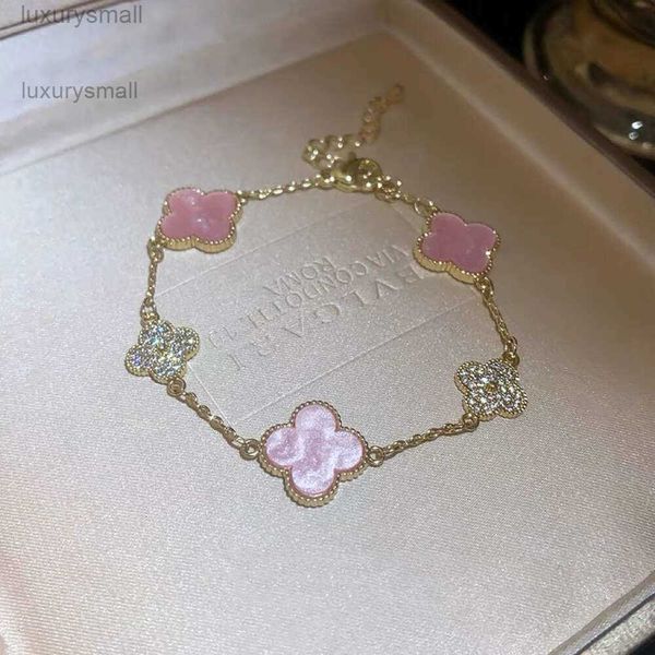 Ван Розовый клеверный браслет Высококлассные нежные цветочные поделки Многослойные украшения Модные легкие нишевые подарки