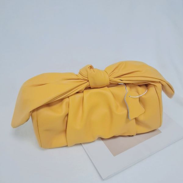 Bolsa de arco do designer de fotos de rua 2023 primavera / verão nova bolsa de cetim plissada nuvem bolsa de ombro único diagonal cruz bolsa versátil couro amarelo