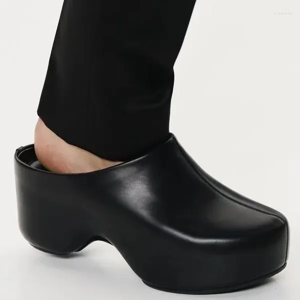 Pantofole 2024 Spettacolo per uomini e donne Lo stesso tacco a zeppa con plateau a punta e tacchi alti alla moda taglie forti