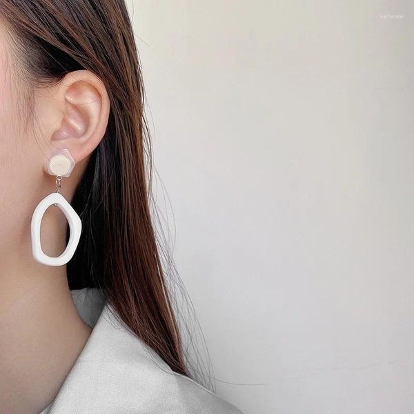 Baumelnde Ohrringe VSnow Minimalistischer unregelmäßiger hohler weißer Acryl-Tropfenohrring für Frauen Ungewöhnlicher geometrischer Mattschmuck Pendientes