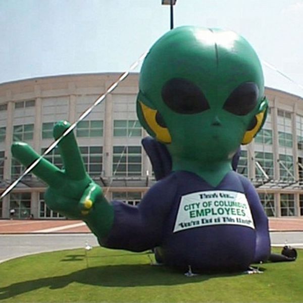 Großhandel Outdoor-Event 6 mH 20 Fuß riesiger aufblasbarer Alien mit LED-Leuchten, maßgeschneiderter UFO-Cartoon-Ballon für Werbung