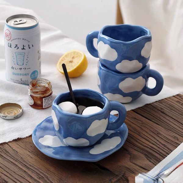 Tazza da caffè dipinta a mano con nuvole bianche cielo blu con piattino Set di piattini per tazza da tè fatti a mano in ceramica Set regalo adorabile Tazza da caffè irregolare 240124