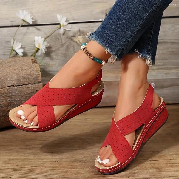 Sandálias 2024 verão casual para senhoras grossa cunha inferior mulheres cor vermelha oca-esculpida design sapatos