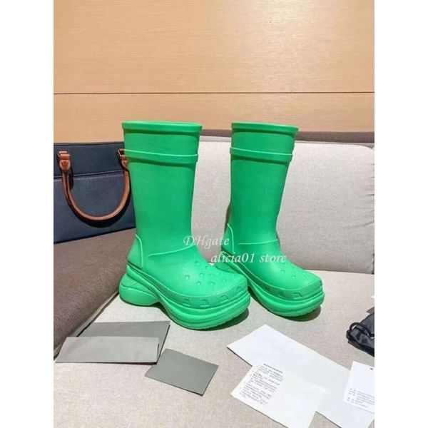 2024 Neue Designer-Qualitätsgummi-Damen-Regenstiefel mit dicken Sohlen und rundem Kopf, rutschfest, modisch und vielseitig