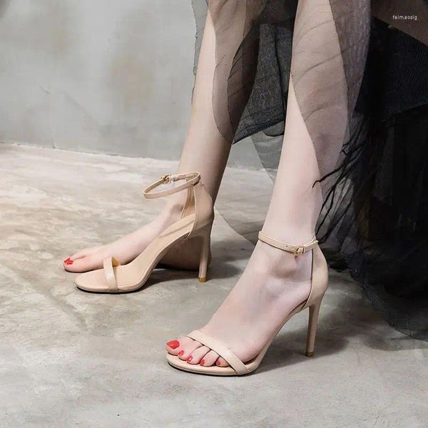 Sapatos de vestido Europeu Estilo Americano Sandálias de Salto Alto 2024 Versátil Uma Palavra Cinto Luxo e Simples Open Toe Zapatos de Mujer