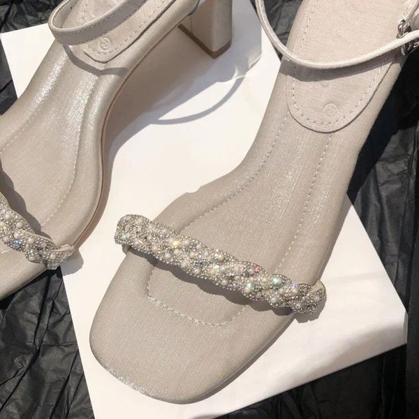 Sandálias conforto sapatos para mulheres dedo do pé quadrado bege salto alto 2024 verão fivela cinta preta aberta alta sexy moda fechada strass