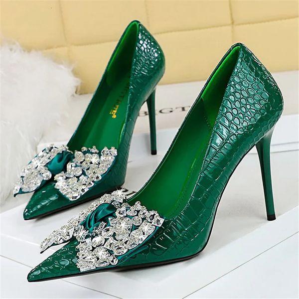 Mulheres 10cm bombas de salto alto apontou toe borboleta nó verde nu senhora do escritório serpentina strass casamento sapatos de baile 240119