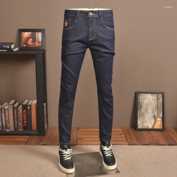 Jeans masculinos cor primária moda banco estiramento slim fit pés high-end tendência azul lavado calças casuais