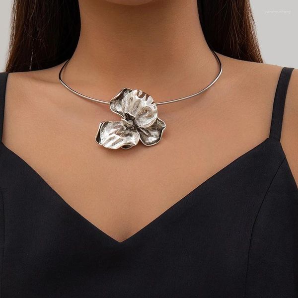 Anhänger Halsketten Übertriebene dreidimensionale plissierte Metallblumen-Choker-Halskette für Frauen Leichter Luxus-Modeschmuck Minimalistisch