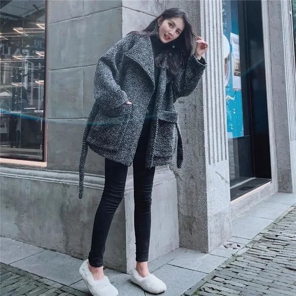 Cappotto di lana da donna corto tratto autunno e inverno sciolto piccolo mantello da studente stile Hepburn pendolarismo X 240124