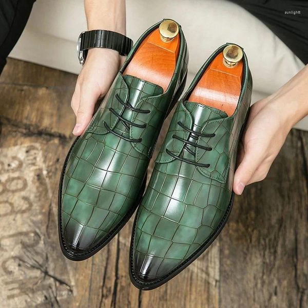 Sapatos de vestido Grã-Bretanha Retro Homens Apontados Verde Preto Flats Business Lace Up Oxford Couro Casual Mocassins Calçados Formais