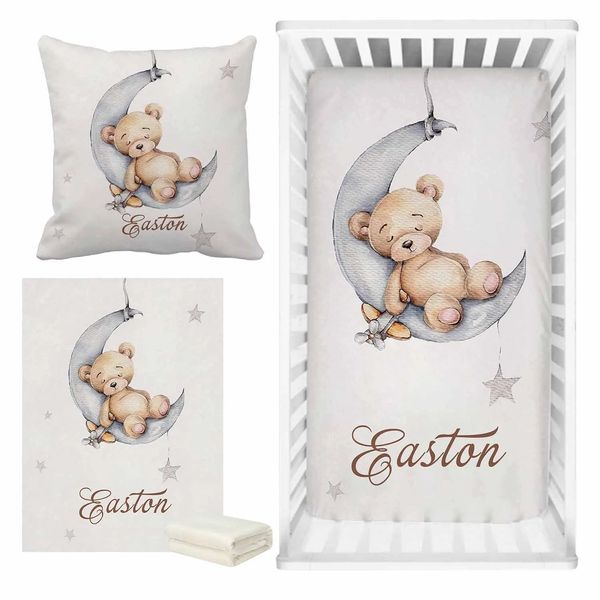 LVYZIHO Set di lenzuola per culla con nome personalizzato orso addormentato, biancheria da letto Sleep on Moon, regalo per baby shower 240127