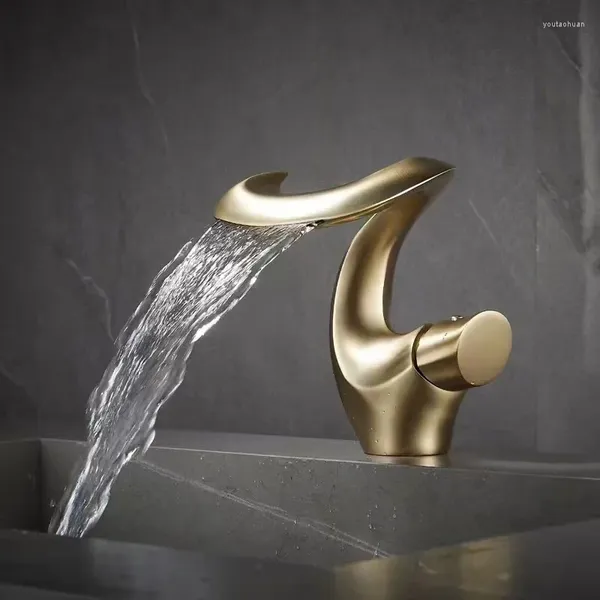 Rubinetti per lavandino del bagno Miscelatore per lavabo e rubinetto freddo Cascata in oro rame 2024 Rubinetto per acqua da appoggio per bagno di lusso interno