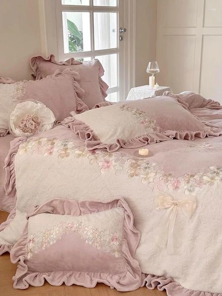 Set di biancheria da letto Princess Wind Winter Warm Biancheria da letto trapuntata con fiocco in pizzo intagliato a quattro pezzi in velluto di latte a doppia faccia.