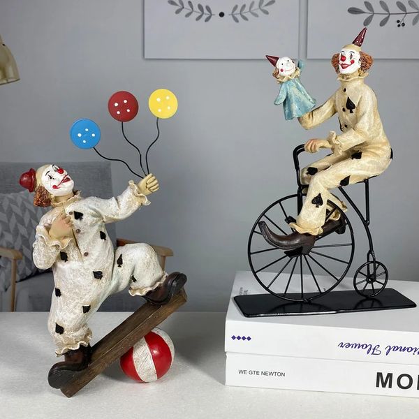 Statua in resina Joker Circo Acrobatico Magic Poker Clown Figurine buffe per interni Ufficio Decorazione da tavolo Accessori Regali 240127