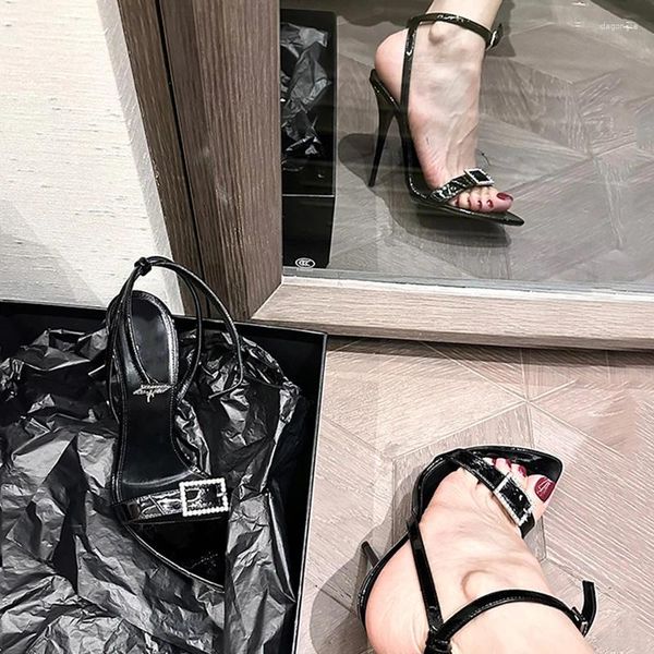 Sandali con punta quadrata nera con fibbia a diamante Donna Estate 2024 Décolleté aperti in pelle verniciata Scarpe con tacchi alti sexy