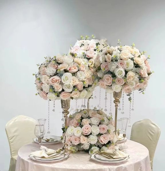 Palla di nozze di fiori artificiali di fiori colorati con palla di rosa per lo sfondo della decorazione di nozze