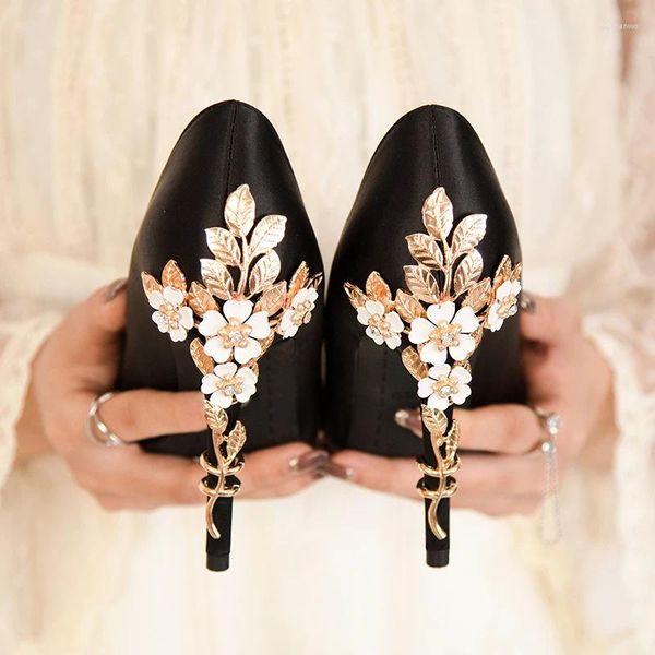 Sapatos de vestido 2024 Metal Flor Mulheres Bombas Designer Alto Salto Cetim Stiletto 10cm Sexy Casamento Plus Size 41