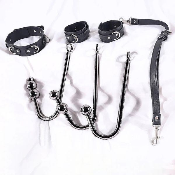 BDSM Kit per coppie sessuali alternative Gancio anale in metallo Collana con imbracatura Bondage Manette Giocattoli sessuali per donne Accessorio sadomasochismo 240130