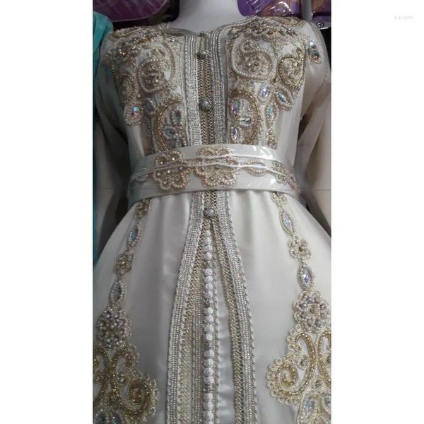 Этническая одежда Роскошный белый кафтан ручной работы из бисера с цирконами Свадебное платье с длинным рукавом Дубайский кафтан с вышитым поясом 2 шт.