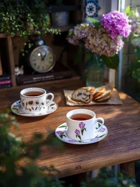 Kupalar 250ml yüksek güzel retro kahve fincanı Fransız kulak ve tabak seramik elbise Kadınların üst düzey enfes üst düzey hissi