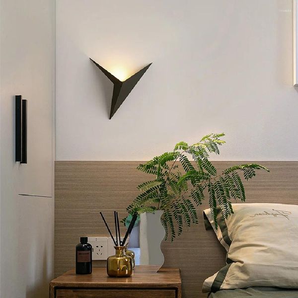 Lampada da parete moderna e minimalista in ferro leggero a forma di triangolo LED Sconce Nordic Indoor Background Decor per soggiorno camera da letto scala