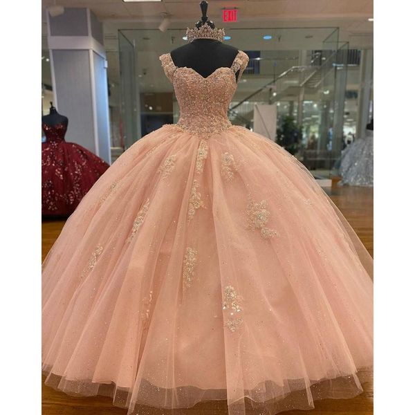 2024 Sexy Pêssego Quinceanera Vestidos de Baile Spaghetti Straps Querida Lace Apliques de Cristal Beads Puffy Tulle Botão Voltar Vestido de Festa Prom Vestidos de Noite