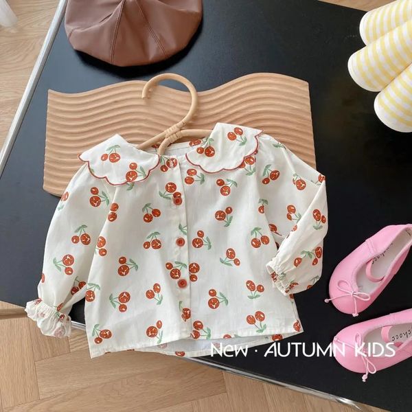 06Anno Primavera Autunno Camicia per bambina Cute Sweet Doll Colar Cartoon Cherry Versatile nato Semplice Infant Girls Tops 240122