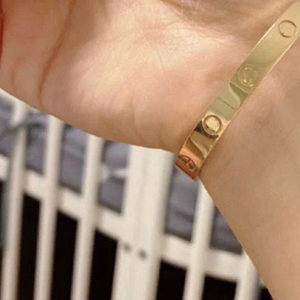Tamanho da pulseira 16 -20 CM T0P Material para designer feminino para pulseira masculina A saliência do parafuso banhado a ouro 18K é consistente com o estilo clássico da caixa 025 B